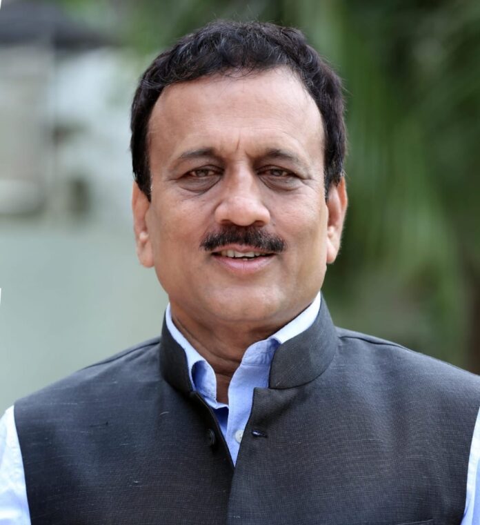 girish-mahajan-696x761